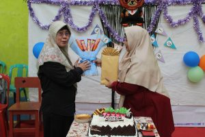 Penyerahan Hadiah Kepala Sekolah dengan Ketua Komite SMK Al-Munir