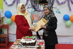 Penyerahan Hadiah Wakil Ketua Komite dengan Wakil Kepala Sekolah SMK Al-Munir