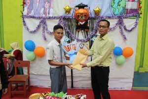 Penyerahan Hadiah Perwakilan Murid dengan Guru SMK Al-Munir