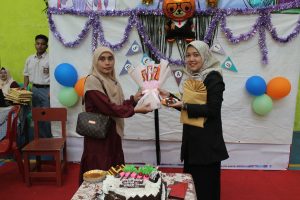Penyerahan Hadiah Perwakilan Komite dengan Guru SMK Al-Munir