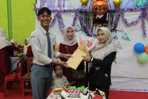 Penyerahan Hadiah Perwakilan Murid dan Komite dengan Guru SMK Al-Munir