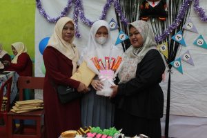 Penyerahan Hadiah Perwakilan Murid dan Komite dengan Guru SMK Al-Munir
