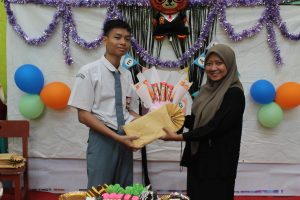 Penyerahan Hadiah Perwakilan Murid dengan Guru SMK Al-Munir