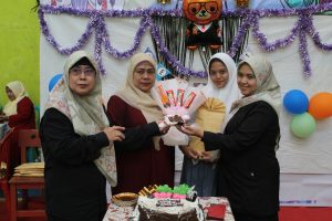 Penyerahan Hadiah Perwakilan Murid dan Komite dengan Guru SMK Al-Munir