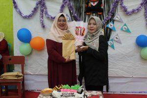 Penyerahan Hadiah Perwakilan Komite dengan Guru SMK Al-Munir