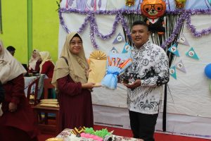 Penyerahan Hadiah Perwakilan Komite dengan Guru SMK Al-Munir