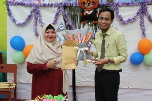 Penyerahan Hadiah Perwakilan Komite dengan Guru SMK Al-Munir