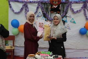 Penyerahan Hadiah Perwakilan Komite dengan Guru SMK Al-Munir
