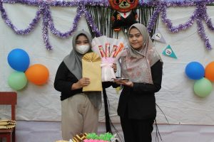 Penyerahan Hadiah Perwakilan Alumni dengan Guru SMK Al-Munir