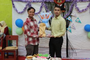 Penyerahan Hadiah Perwakilan Alumni dengan Guru SMK Al-Munir