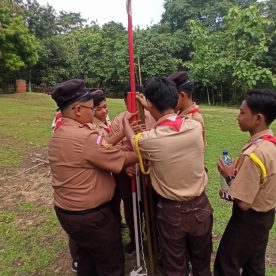 Kegiatan Pemasangan Tali Menali