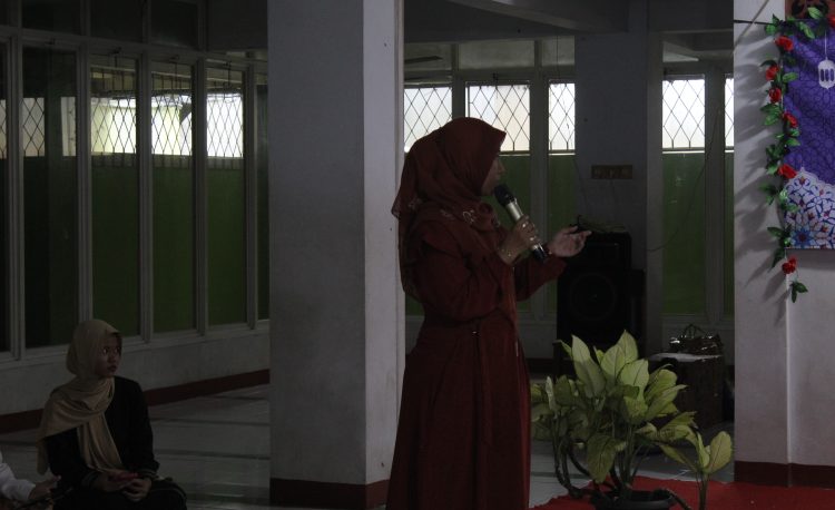 Pembukaan Acara Pesantren Kilat dan Tahfidz Ramadhan Oleh Ibu Wakil Kepala Sekolah Ibu LINA SITI HASANAH, S. T.