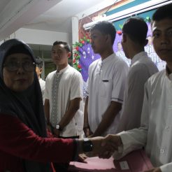Penyerahan Bingkisan kepada Wisuda Tahfidz Siswa Kelas XII