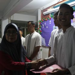 Penyerahan Bingkisan kepada Wisuda Tahfidz Siswa Kelas XII