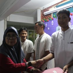 Penyerahan Bingkisan kepada Wisuda Tahfidz Siswa Kelas XII