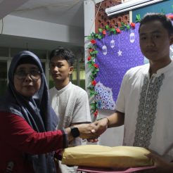 Penyerahan Bingkisan kepada Wisuda Tahfidz Siswa Kelas XII