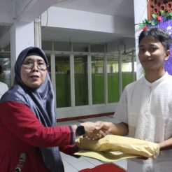 Penyerahan Bingkisan kepada Wisuda Tahfidz Siswa Kelas XII