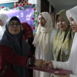Penyerahan Bingkisan kepada Wisuda Tahfidz Siswi Kelas XII