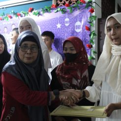 Penyerahan Bingkisan kepada Wisuda Tahfidz Siswi Kelas XII