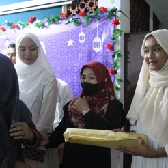 Penyerahan Bingkisan kepada Wisuda Tahfidz Siswi Kelas XII