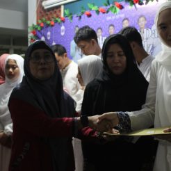 Penyerahan Bingkisan kepada Wisuda Tahfidz Siswi Kelas XII