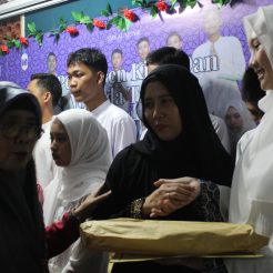 Penyerahan Bingkisan kepada Wisuda Tahfidz Siswi Kelas XII