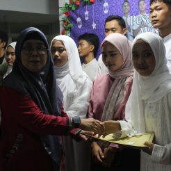 Penyerahan Bingkisan kepada Wisuda Tahfidz Siswi Kelas XII