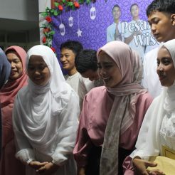 Penyerahan Bingkisan kepada Wisuda Tahfidz Siswi Kelas XII