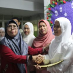 Penyerahan Bingkisan kepada Wisuda Tahfidz Siswi Kelas XII