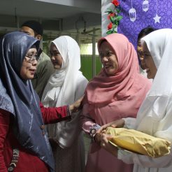 Penyerahan Bingkisan kepada Wisuda Tahfidz Siswi Kelas XII