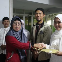 Penyerahan Bingkisan kepada Wisuda Tahfidz Siswi Kelas XII