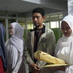 Penyerahan Bingkisan kepada Wisuda Tahfidz Siswi Kelas XII