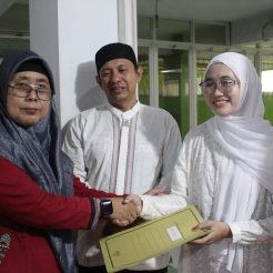 Penyerahan Bingkisan kepada Wisuda Tahfidz Siswi Kelas XII