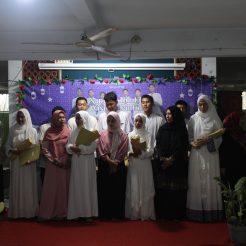 Foto Bersama Siswa/i Wisuda Tahfidz Kelas XII dan Kepala Sekolah Beserta Jajarannya Beserta Wali Murid