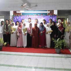Foto Bersama Siswa/i Wisuda Tahfidz Kelas XII dan Kepala Sekolah Beserta Jajarannya Beserta Wali Murid