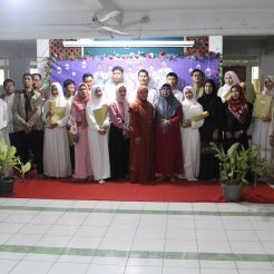 Foto Bersama Siswa/i Wisuda Tahfidz Kelas XII dan Kepala Sekolah Beserta Jajarannya Beserta Wali Murid
