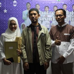 Foto Bersama Ketua OSIS, Siswi dan Orang Tua Wali Murid