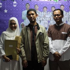 Foto Bersama Ketua OSIS, Siswi dan Orang Tua Wali Murid