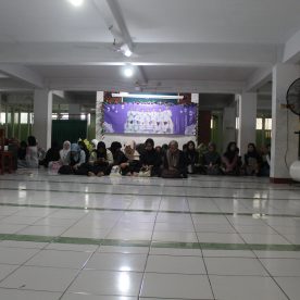 Siswi Mendengarkan Tausiyah dari Bpk Suryadi, S.Pd.