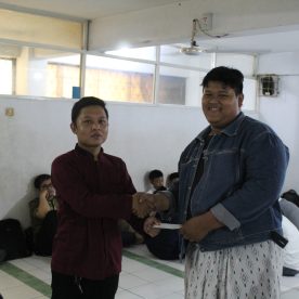 Penyerahan Santunan dari Perwakilan SMK Al-Munir Kepada Siswa/i SMK Al-Munir