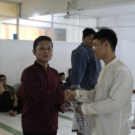 Penyerahan Santunan dari Perwakilan SMK Al-Munir Kepada Siswa/i SMK Al-Munir