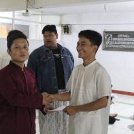 Penyerahan Santunan dari Perwakilan SMK Al-Munir Kepada Siswa/i SMK Al-Munir