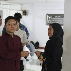Penyerahan Santunan dari Perwakilan SMK Al-Munir Kepada Siswa/i SMK Al-Munir