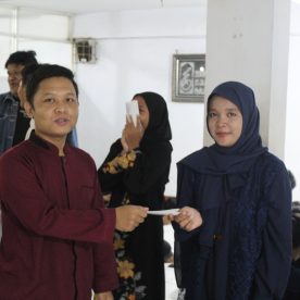 Penyerahan Santunan dari Perwakilan SMK Al-Munir Kepada Siswa/i SMK Al-Munir