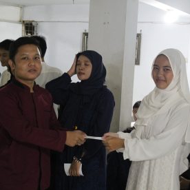 Penyerahan Santunan dari Perwakilan SMK Al-Munir Kepada Siswa/i SMK Al-Munir