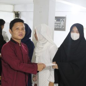 Penyerahan Santunan dari Perwakilan SMK Al-Munir Kepada Siswa/i SMK Al-Munir