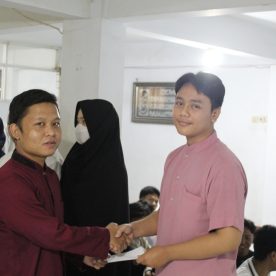 Penyerahan Santunan dari Perwakilan SMK Al-Munir Kepada Siswa/i SMK Al-Munir