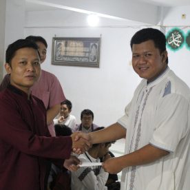 Penyerahan Santunan dari Perwakilan SMK Al-Munir Kepada Siswa/i SMK Al-Munir