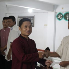 Penyerahan Santunan dari Perwakilan SMK Al-Munir Kepada Siswa/i SMK Al-Munir