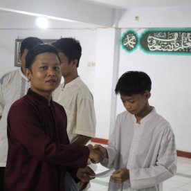 Penyerahan Santunan dari Perwakilan SMK Al-Munir Kepada Siswa/i SMK Al-Munir